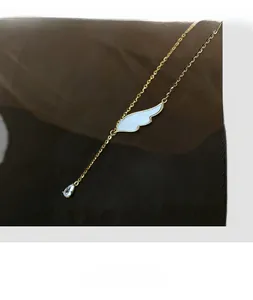 Détail du pendentif aile d'ange en nacre et zircon goutte d'eau sur collier en or Y