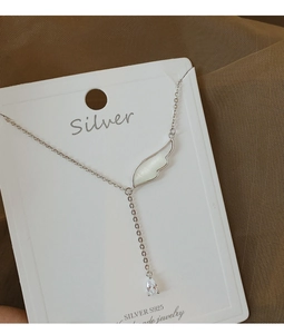 Vue macro du pendentif aile d'ange en argent S925 avec une pierre de zircone en goutte