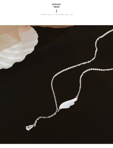 Détail du pendentif aile d'ange en argent et du zircon goutte d'eau sur la chaîne fine