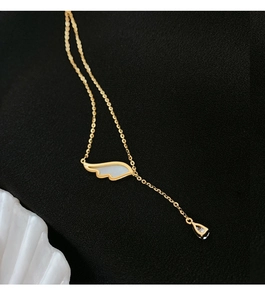 Collier aile d'ange dorée avec nacre blanche et zircon en forme de goutte pendante