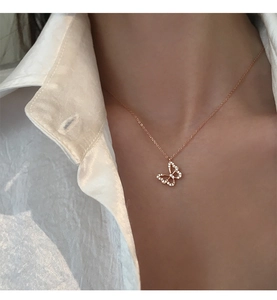 Detailaufnahme des S925 Silber Schmetterlingsanhängers mit Roségold und kleinen Diamanten