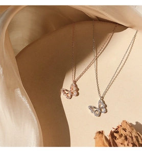 Detail von roségoldenen und silbernen Schmetterlingshalsketten mit funkelnden Zirkonia
