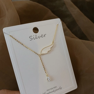 Élégant collier en Y avec pendentif aile d'ange dorée et cristal en forme de poire