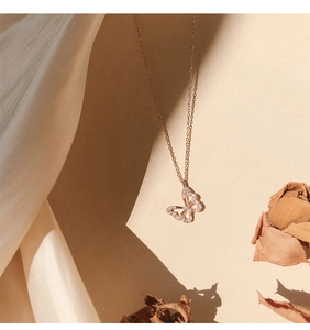 Nahaufnahme des roségoldenen Schmetterlingsanhängers mit Zirkonia-Besatz an feiner Kette