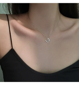 Detaillierte Nahaufnahme einer glitzernden S925 Silber Schmetterlingskette mit Zirkonia