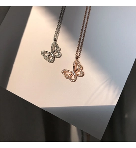 Detailaufnahme der Schmetterlingsanhänger in Silber und Roségold mit Zirkonia-Besatz