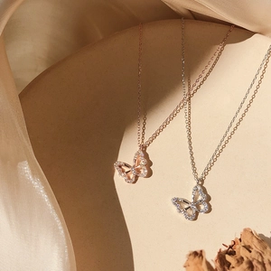 Elegante S925 Silber Schmetterling Halskette mit funkelnden Zirkon Kristallen in Roségold