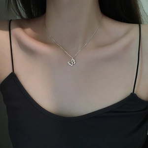 Elegante Halskette aus S925 Sterlingsilber mit funkelndem Schmetterlingsanhänger für Damen