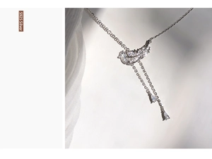 Détail macro du pendentif plume en argent S925 avec glands en zircon et pierres en goutte