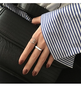 Fashionable silver minimalist ring set featuring double chain and rectangular bar designs