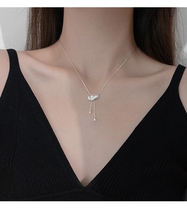 Détail d'un collier à pampilles en argent avec diamants gouttes d'eau sur un mannequin