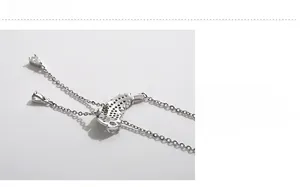 Détail macro du collier pendentif tête de léopard en argent S925 serti de zircons blancs