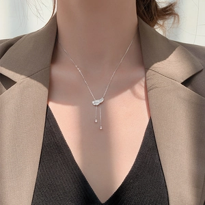 Élégant Collier Pendentif Plume en Cuivre et Zirconia pour Femmes Chaîne Pull Longue Gland Plaqué Argent Bijoux de Mode Décor