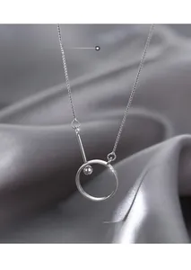 Gros plan d'un pendentif en argent sterling S925 sur fond de soie grise
