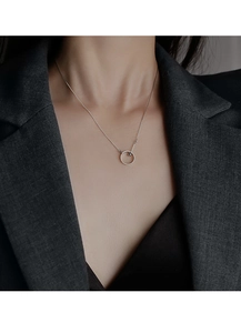 Collier géométrique minimaliste en argent 925 porté sur un blazer gris anthracite