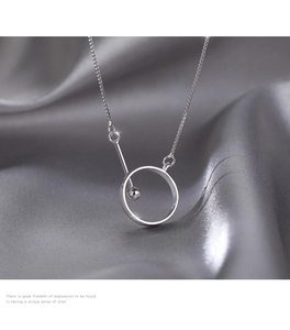 Vue macro du pendentif géométrique en argent 925 avec anneau et barre sur chaîne