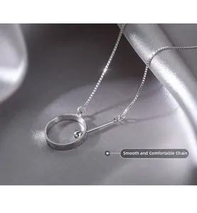 Vue macro d'un collier en argent 925 avec chaîne vénitienne et pendentif géométrique