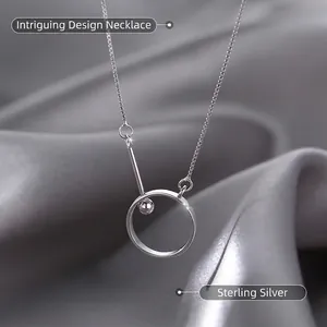 Collier minimaliste en argent sterling 925 sur fond de soie luxueuse gris foncé élégant