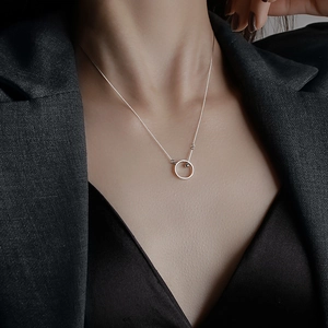 Collier minimaliste en argent sterling 925 sur mannequin avec veste de costume grise