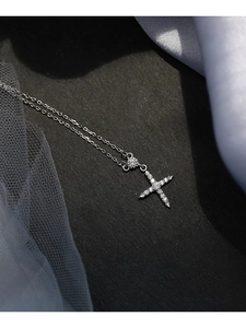 Vue détaillée du collier pendentif croix scintillante avec pavage de micro-zircons