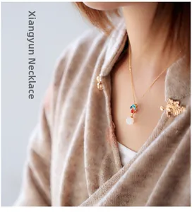 Dettaglio della collana in argento 925 dorato con ciondolo nuvola in smalto e giada Hetian