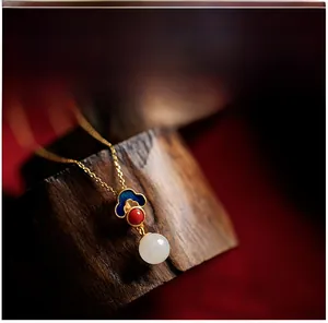 Dettaglio macro della collana cinese in argento 925 con pendente in giada e smalto