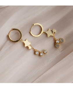 Macro des boucles d'oreilles étoile en argent 925 avec zircons et poinçon S925 sur soie