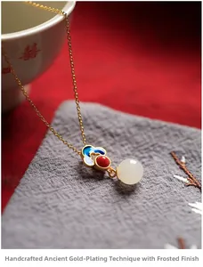 Dettaglio del pendente in argento 925 dorato con smalto e giada Hetian artigianale