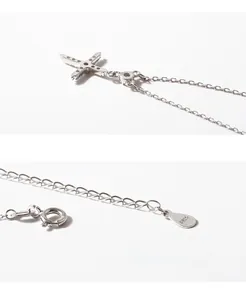 Détail du collier croix en argent S925 montrant le fermoir mousqueton et le poinçon S925
