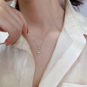 Collier Pendentif Croix en Cuivre Électroplaqué Minimaliste Avec Strass pour Femme Chaîne de Clavicule Bijoux Cadeau de Tempérament