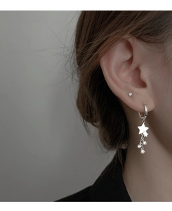 Gros plan de boucles d'oreilles étoile à franges en argent et zircons étincelants