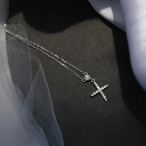 Collier élégant en forme de croix argentée avec diamants étincelants sur chaîne