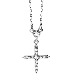 Collier croix argenté élégant avec zircons sertis sur une chaîne en argent fine
