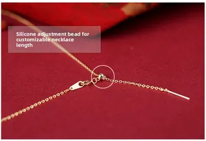 Dettaglio della collana dorata regolabile con perla scorrevole in silicone per lunghezza