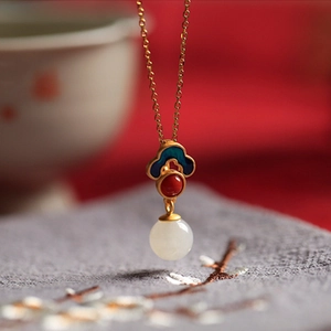 Collana con ciondolo in giada Hetian in argento 925 placcato oro con smalto blu e nuvole