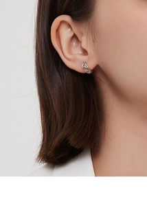 Gros plan de boucles d'oreilles en argent S925 à maille évidée portées par un mannequin