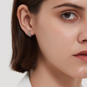 Gros plan de boucles d'oreilles en argent 925 maillé ajouré portées par un mannequin