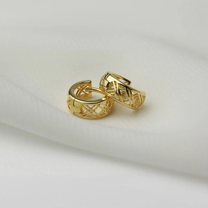 Boucles d'oreilles créoles dorées en argent S925 avec texture tissée en maille ajourée