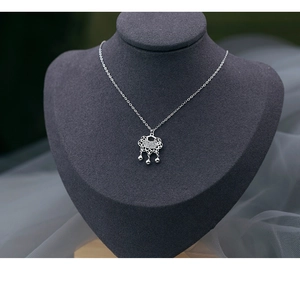 Detailaufnahme der S925 Sterling Silber Langlebigkeitsschloss-Halskette mit Glocken