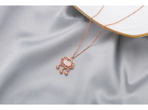 Detailaufnahme des Ruyi-Schloss-Anhängers in Roségold mit Zirkonia auf grauem Seidenstoff