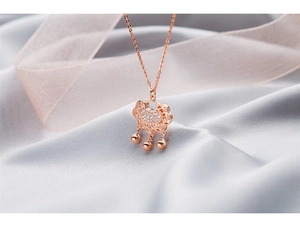 Detailansicht des Long-Life-Lock-Anhängers in Roségold mit Zirkonia und kleinen Glocken