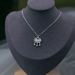 S925 Sterling Silber Halskette mit langem Lebensschloss und Zirkonia auf einem Modell