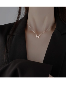Detail der Schmetterlingskette in Silber mit Zirkonia-Besatz an einem eleganten Modell