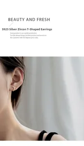Vue macro d'une boucle d'oreille en T en argent S925 avec zircons sur l'oreille