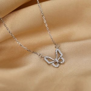 Elegante Schmetterlingskette mit Zirkonia-Mikropflaster auf champagnerfarbener Seide