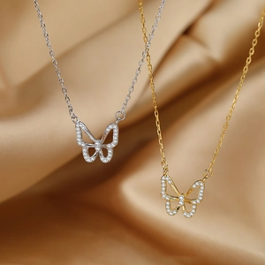 Elegante Schmetterlingshalskette in Gold und Silber mit funkelnden Pavé-Kristallen besetzt