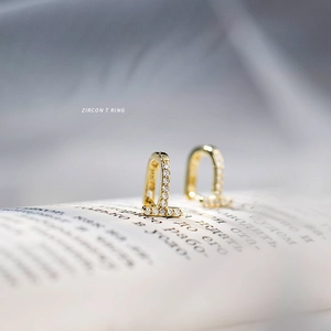 Bague T dorée élégante en argent S925 avec zircons sur un livre de collection