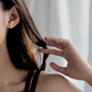 Élégantes boucles d'oreilles en T dorées serties de zircons brillants pour femme