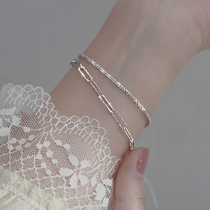 Bracciale a doppio strato in argento con catena lucida e design a maglie geometriche