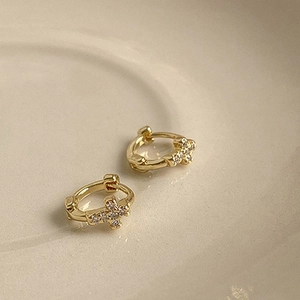 Pendientes de aro con cruz dorada y cristales brillantes de diseño minimalista